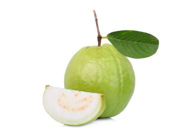 Bütün ve dilim guava meyve yeşil yaprak beyaz arka plan üzerinde izole