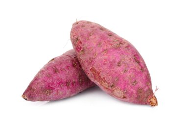 Beyaz arka plan üzerinde izole ham tatlı patates