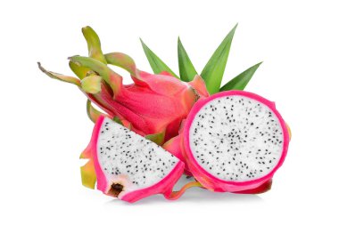 Beyaz arka plan üzerinde izole yeşil yaprakları ile pitaya ya da ejderha meyve