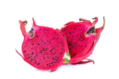 iki yarım kırmızı dragonfruit beyaz arka plan üzerinde izole