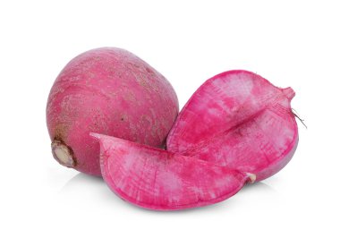 Bütün ve beyaz arka plan üzerinde izole yarım tatlı kırmızı turp