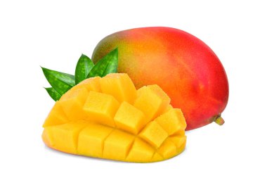 Beyaz arka plan üzerinde izole yeşil yaprakları ile bütün ve dilim olgun mango meyve
