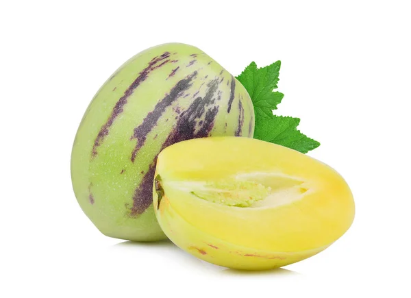 Hela Och Halva Pepino Melon Frukt Med Gröna Blad Isolerad — Stockfoto