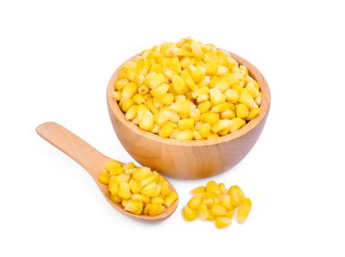 ahşap kase ve beyaz arka plan üzerinde izole kaşık Mısır tohumları