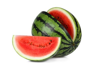 Bütün ve dilim beyaz arka plan üzerinde izole kırmızı karpuz