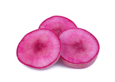 Beyaz arka plan üzerinde izole tatlı kırmızı turp dilimlenmiş
