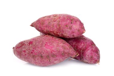 Beyaz arka plan üzerinde izole ham tatlı patates