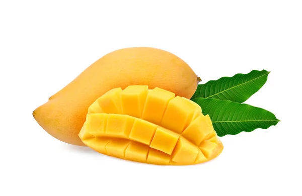 Ganze Und Scheiben Geschnittene Reife Mangofrüchte Mit Grünen Blättern Isoliert — Stockfoto
