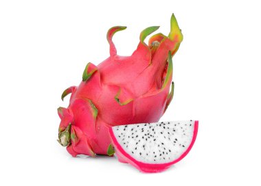 Beyaz arka plan üzerinde izole Slice pitaya ya da ejderha meyve