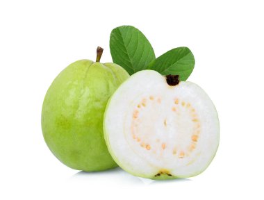 tam ve yarım guava meyve yeşil yaprak beyaz arka plan üzerinde izole