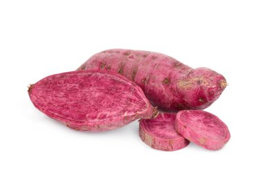 Beyaz arka plan üzerinde izole ham tatlı patates