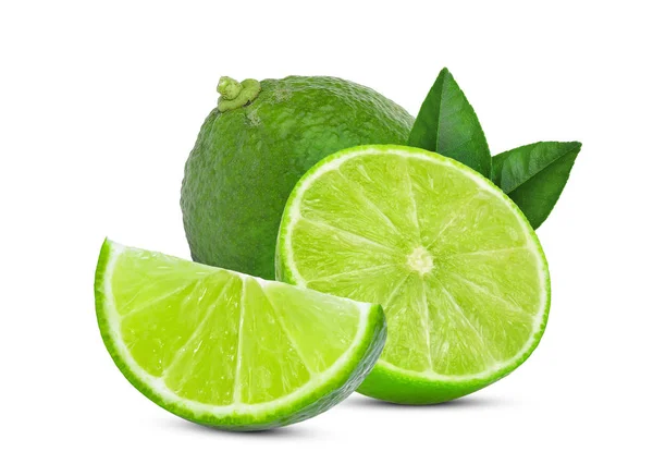 Bütün ve dilim yeşil limonlu yeşil yaprakları üzerinde izole beyaz arka plan
