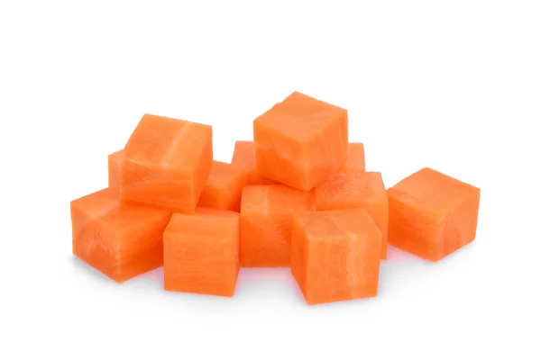 在白色背景下分离的甜胡萝卜立方体 — 图库照片