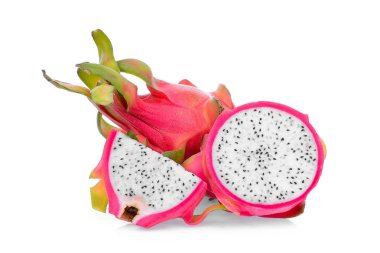 dragonfruit yarısı ve beyaz arka plan üzerinde izole dilim ile