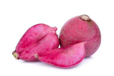 Bütün ve beyaz arka plan üzerinde izole yarım tatlı kırmızı turp