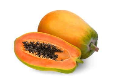 Beyaz arka planda tam ve yarım olgun papaya izole