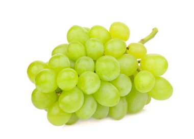 Beyaz arkaplanda izole edilmiş yeşil üzüm