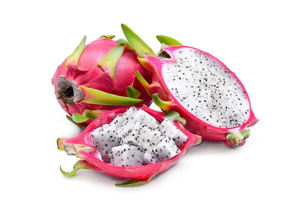 Bütün ve beyaz arka plan üzerinde izole küp dragonfruit yarısıyla