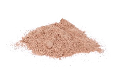 Beyaz arka plan üzerinde izole çikolata tadı peynir altı suyu protein tozu yığını