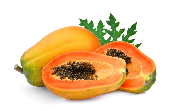 Ganze Und Halbreife Papaya Mit Blatt Isoliert Auf Weißem Hintergrund — Stockfoto