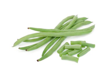 Beyaz arkaplanda yeşil fasulyeler izole