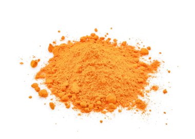 Beyaz arkaplanda izole edilmiş zerdeçal tozu