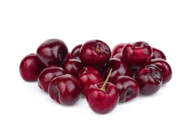 Beyaz arka plan üzerinde izole kiraz meyve yığını