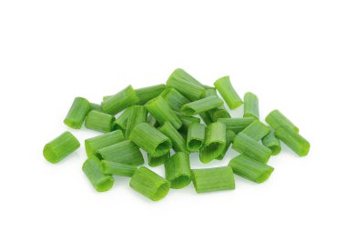 Beyaz arka plan üzerinde izole dilimlenmiş yeşil soğan