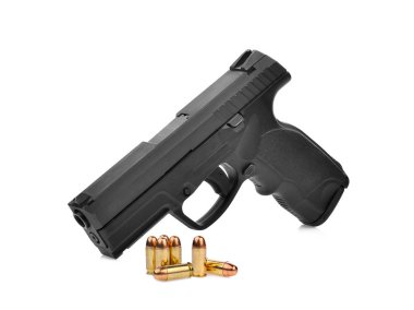 yarı otomatik 9 mm tabanca tabanca ile beyaz arka plan üzerinde izole kurşun