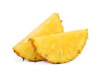 Dilimlenmiş ananas beyaz arkaplanda izole edilmiş.