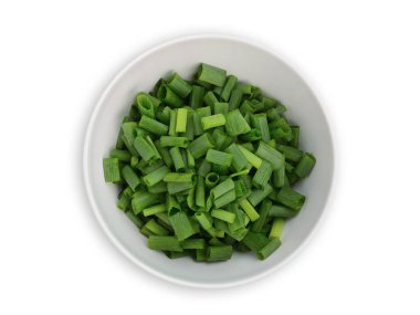 izole beyaz arka plan, üstten görünüm, düz beyaz kase kıyılmış yeşil soğan yatıyordu