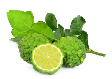 Beyaz arka planda yaprak ile tam ve yarım Bergamot meyvesi