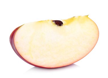 Dilimlenmiş kırmızı elma beyaz arka planda izole edilmiş.