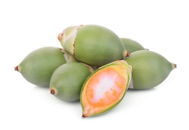 ham tembul fındık meyve yarısı ile izole üzerinde beyaz arka plan kesmek