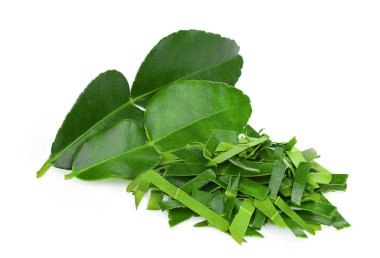 Beyaz arka plan üzerinde izole bergamot yaprak doğranmış bergamot yaprak