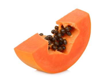 Beyaz arka plan üzerinde izole olgun papaya meyve dilimlenmiş