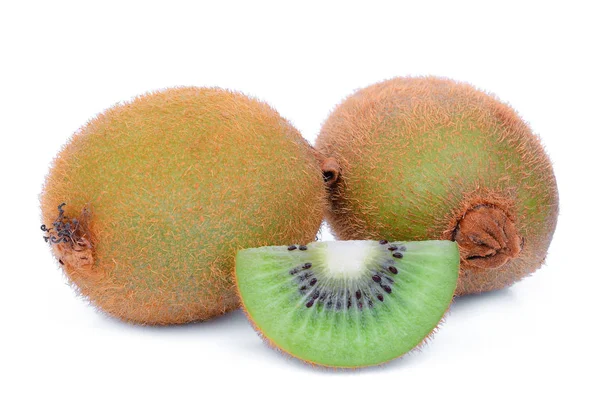 Duas Frutas Kiwi Inteiras Meia Isoladas Fundo Branco — Fotografia de Stock