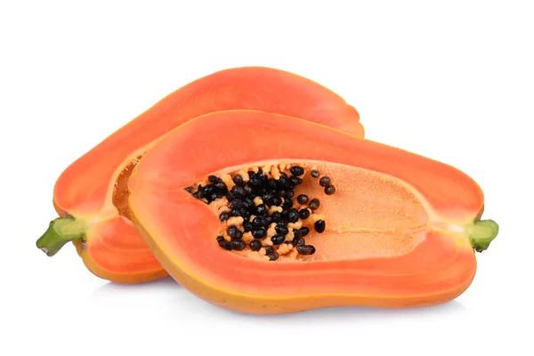 Два полуспелых плода папайи с семенами, изолированными на белом бэкгру — стоковое фото