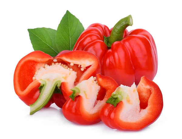 Цілий і половина червоного болгарського перцю з зеленим листом ізольовані на білому — стокове фото