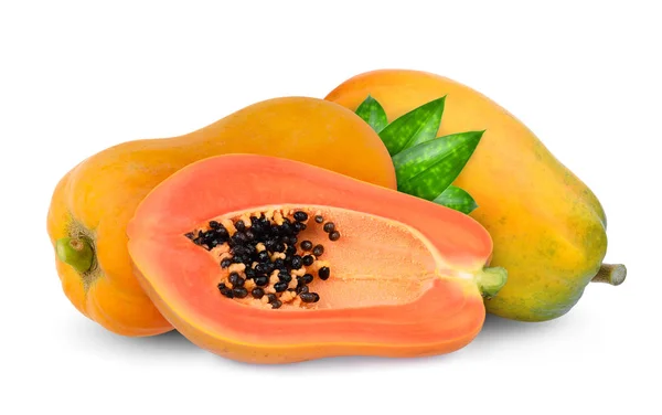 Két egész és fél érett Papaya gyümölcs, zöld levelek izolált — Stock Fotó