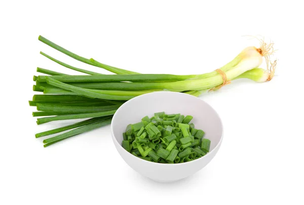 Cebolla verde picada en el tazón blanco con cebolla verde fresca iso —  Fotos de Stock