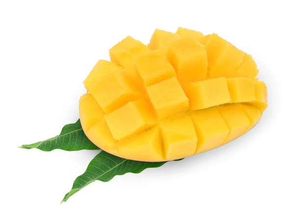 In Scheiben geschnitten reife Mango mit Blättern isoliert auf weißem Hintergrund — Stockfoto