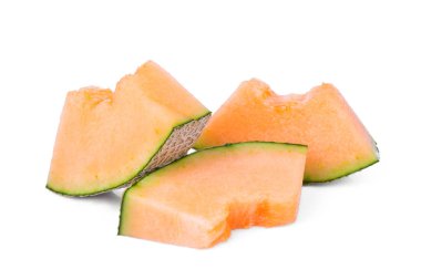 Dilimlenmiş kavun, beyaz arka planda izole edilmiş.