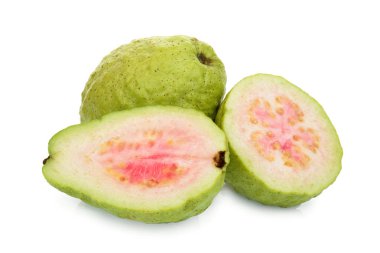 bütün ve yarım pembe guava meyve beyaz arka plan üzerinde izole