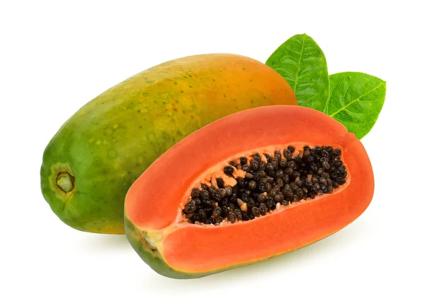 Întreg și jumătate din fructele de papaya coapte cu frunze verzi izolate pe — Fotografie, imagine de stoc