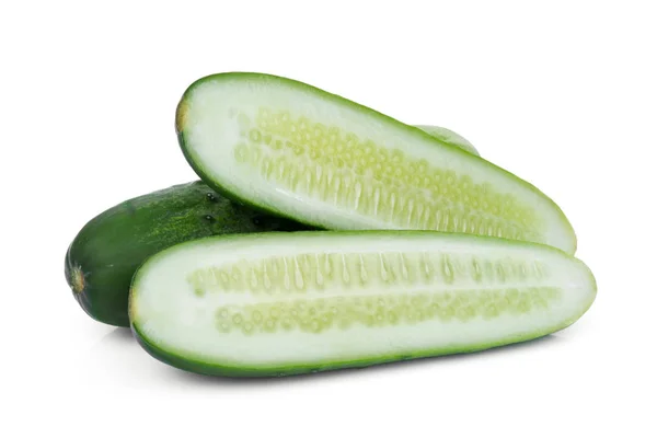 Verse komkommer met halve cut geïsoleerd op witte achtergrond — Stockfoto