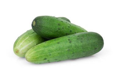 Beyaz arka plan üzerinde izole üç bütün salatalık