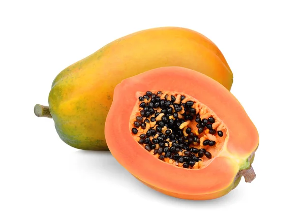 Цельные и половина спелых фруктов папайи с семенами, изолированными на белом — стоковое фото