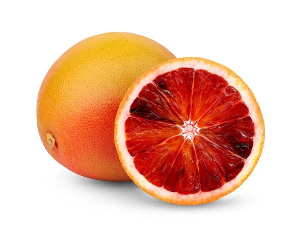 Ціла і половина апельсина крові ізольована на білому тлі — стокове фото