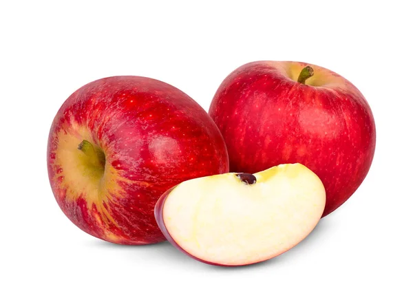 Enteras y rodajas de manzana roja fresca aisladas sobre fondo blanco — Foto de Stock